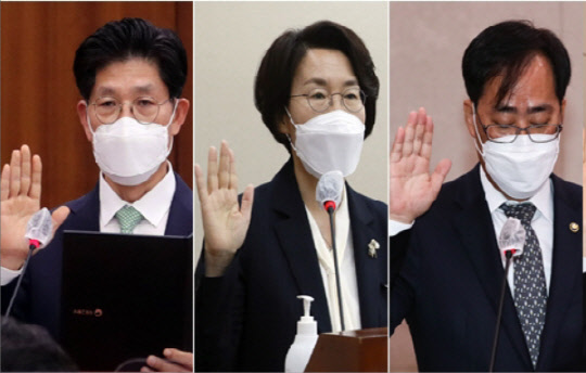 (왼쪽부터) 노형욱 국토교통부 장관 후보자, 임혜숙 과학기술정보통신부 장관 후보자, 박준영 해양수산부 장관 후보자가 지난 4일 국회에서 열린 인사청문회에서 선서를 하고 있다. 연합뉴스